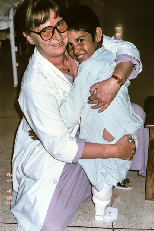 LIVSGNIST: Toril Parelius har sett mer lidelse og død enn de fleste, men også mye håp i all fortvilelsen. Som da en mineskadet gutt i Pakistan kom seg på beina ved hjelp av en provisorisk protese og fikk livsgnisten tilbake.