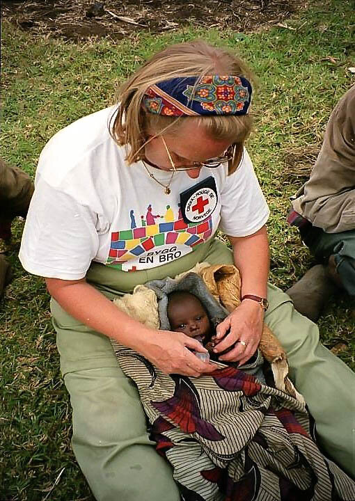 REDDET: Toril Parelius har mange sterke minner fra felt. Et av de sterkeste er om jentebabyen hun trakk ut av en likhaug under folkemordet i Rwanda.