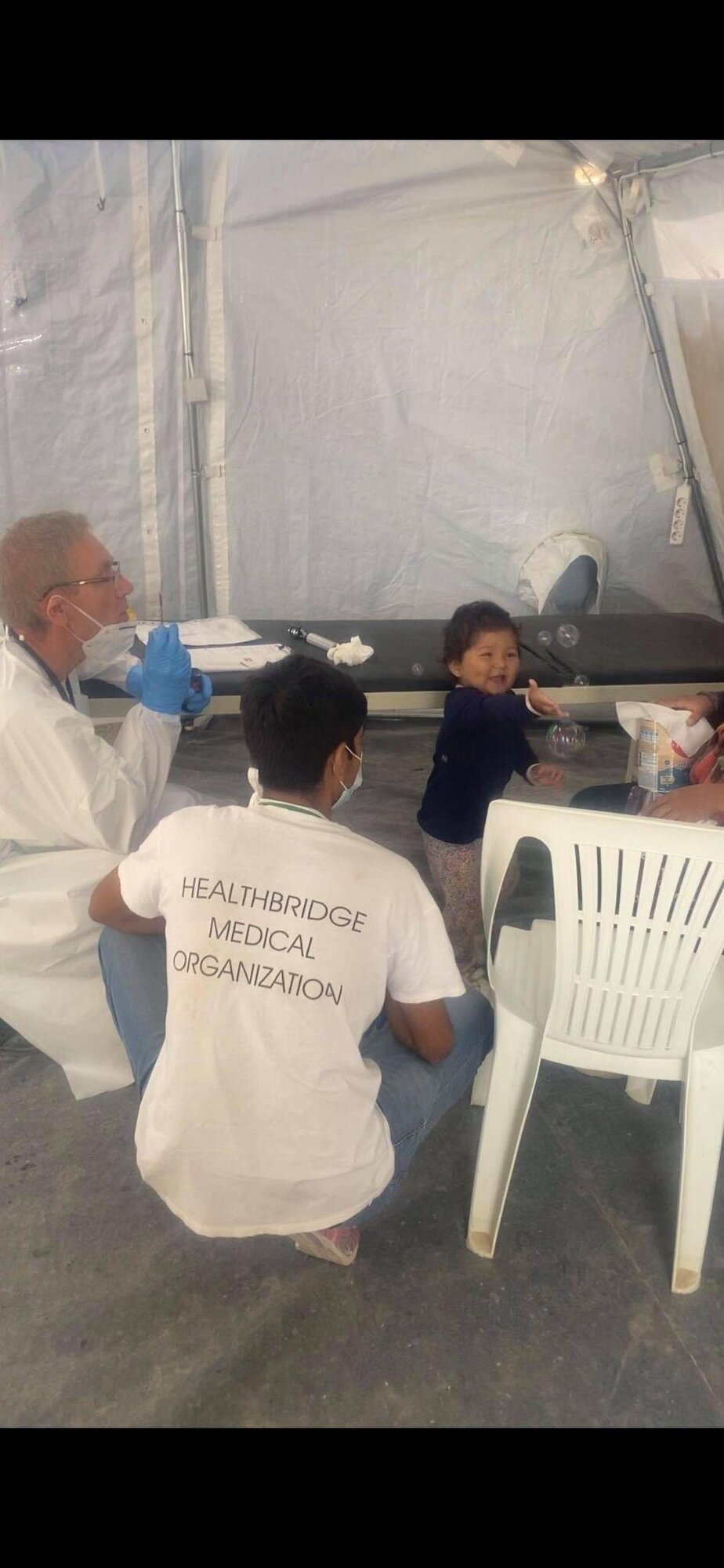 Barnelege Asle blåser såpebobler