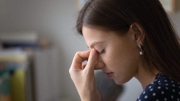 Bildet viser en ungdom som har hodepine