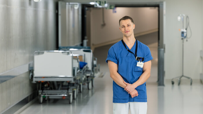 Andreas Pedersen Agasøster Bildet viser jordmorstudent Andreas Pedersen Agasøster