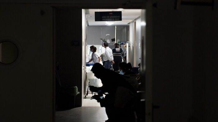 Bildet viser helsepersonell på sykehus rammet av strømbrudd i Spania.