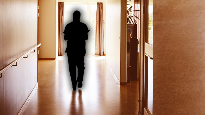 Bilde av sykepleier i sykehuskorridor