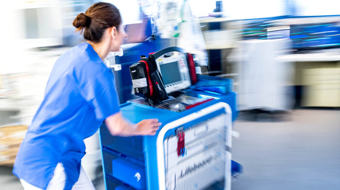 Bildet viser intensivsykepleier.