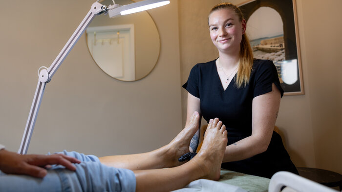 Bildet viser Vilja Norin Klausen og et par føtter.