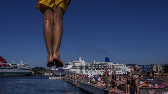 Sommer Bildet viser folk som bader i Oslofjorden