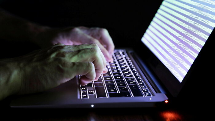 Fingre som taster på et tastatur