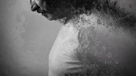 Eldre mann i profil. Illustrasjon i sort og hvitt som viser en eldre mann i profil. Mannen og bildet er i ferd med og spises opp.