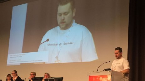 NSF Student, landsmøte 2015 Bildet viser en student på talerstolen under landsmøtet.