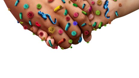 Hender som holder - og hilser - på hverandre. Hendene er fulle av bakterier. Hender som holder - og hilser - på hverandre. Hendene er fulle av bakterier.