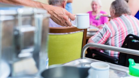 Servering av mat og kaffe på et sykehjem Servering av mat og kaffe på et sykehjem
