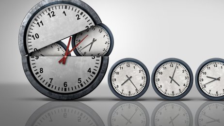 Tiden som ikke strekker til. Bildet viser mange klokker som kommer ut av én klokke og illustrerer at tiden ikke strekker til.