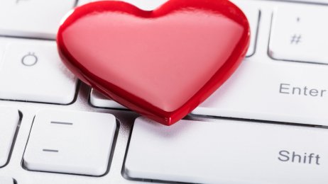 Rødt hjerte på tastatur Bildet viser et rødt hjerte som ligger på et tastatur