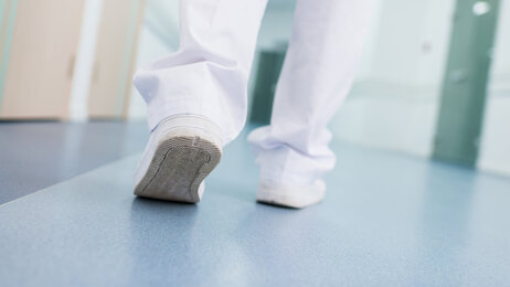 Bildet av føttende til helsepersonell