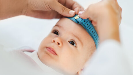 Bildet viser et spedbarn som blir målt