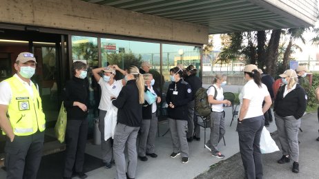 Medisinsk innsatsteam Bildet viser medisinsk innsatsteam utenfor hotellet.