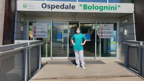 Janecke Engeberg Sjøvold Bildet viser Janecke Engeberg Sjøvold utenfor sykehuset.