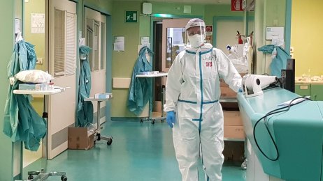 Medisinsk innsatsteam Bildet viser en sykepleier i smittevernutstyr i en sykehuskorridor.