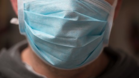 Mann med munnbind Bildet viser en mann med munnbind.