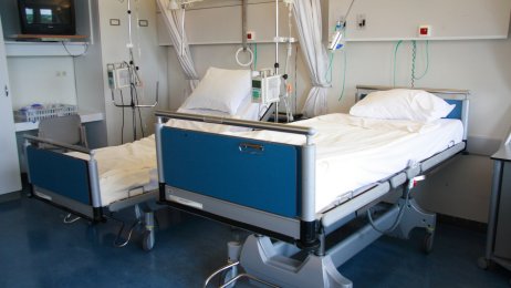 Sykehus, pasientrom, senger Bildet viser to sykehussenger.