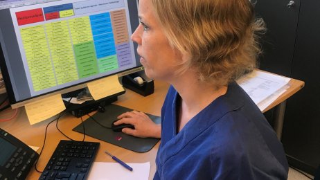 Laila Huse Skoglund Bildet viser Laila Huse Skoglund på legevakttelefonen