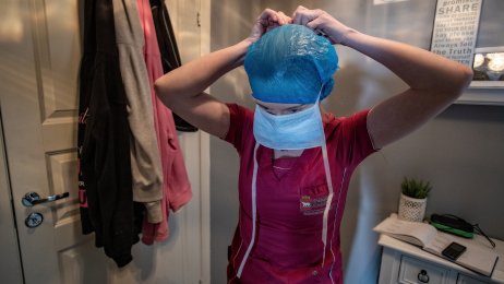 Hjemmetesting Bildet viser Therese Wahl som gjør seg klar til en hjemmekoronatest