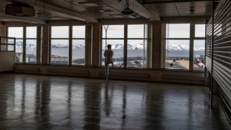 Hammerfest sykehus under koronaen Bilder viser helsepersonell alene i et tomt rom på Hammerfest sykehus