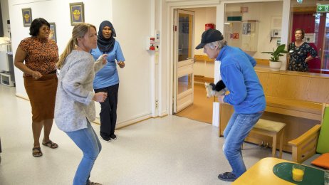 Bildet er fra tv-serien Helene sjekker inn og viser Helen Sandvig som danser med beboere på Villa Enerhaugen