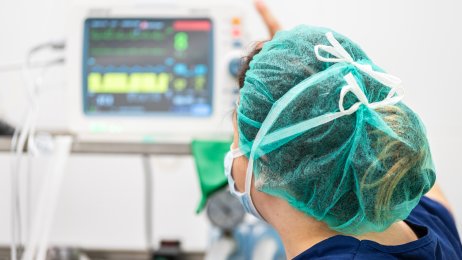 Intensivsykepleie Bildet viser en intensivsykepleier i en behandlingssituasjon