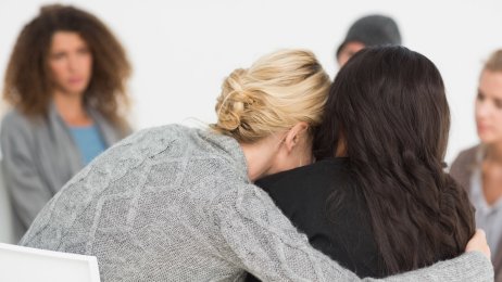 Gruppeterapi Bildet viser en terapigruppe hvor en kvinne omfavner en annen kvinne