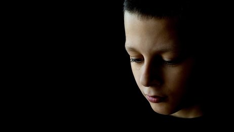 Trist gutt. Bildet viser en trist gutt.