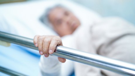 Sengeliggende Bildet viser et eldre menneske som er sengeliggende