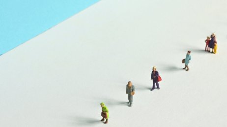 Mennesker som holder avstand Bildet viser menneskedukker som står i kø i god avstand til hverandre