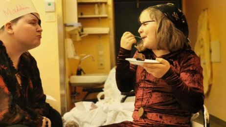 Bildet viser Madelaine sammen med datteren sin på sykehuset. De har sjørøverbursdag og begge er kledt ut som sjørøvere.