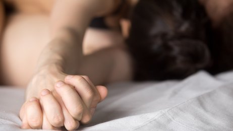 Elskende par Bildet viser et utsnitt av et elskende par. De holder hverandre i hendene.