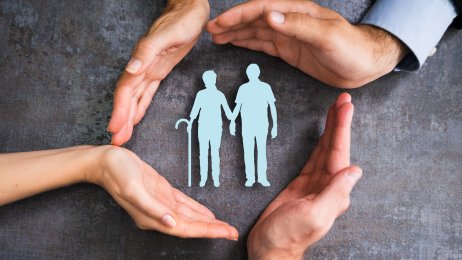 Fire hender som verner to gamle mennesker. Bildet viser fire hender som verner to gamle mennesker.