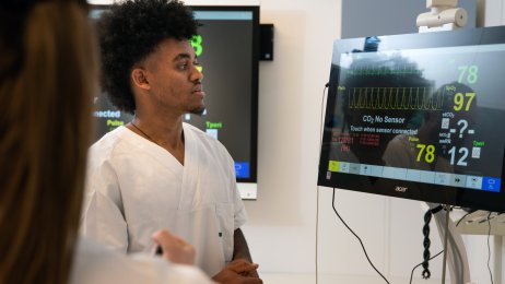 Sykepleiestudent Bildet viser en mannlig sykepleiestudent ved Universitetet i Agder