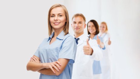 En gruppe veiledere med tommelen opp. Bildet viser en gruppe veiledere med tommelen opp.