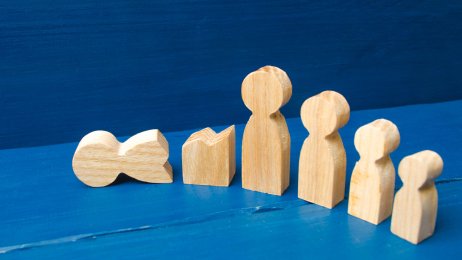 Trefigurer Bildet viser fem trefigurer i forskjellige størrelsen. En av figurene er ødelagt.