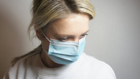 Kvinne med munnbind Bildet viser en kvinne med munnbind