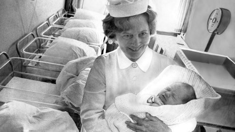 Jordmor med barn Bildet viser en jordmor anno 1976 med et nyfødt barn i armene på Ullevål sykehus