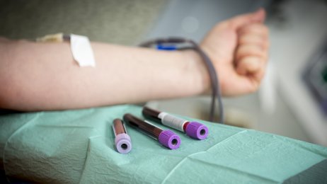 Blodprøvetaking Bildet viser at det blir tatt blodprøver av et menneske. Ved siden av armen ligger tre prøveglass.