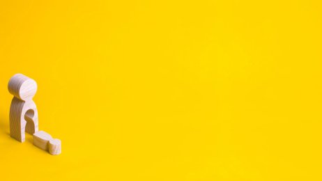 Abort Bildet viser en trefigur formet som et menneske på gul bakgrunn