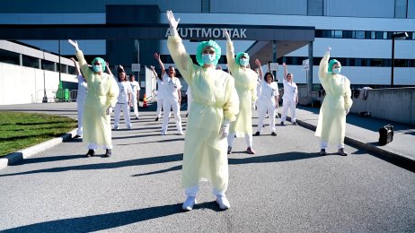 Dansende sykepleiere fra 12.mai-video i anledning sykepleierdagen. Bildet viser dansende sykepleiere fra 12.mai-video i anledning sykepleierdagen.