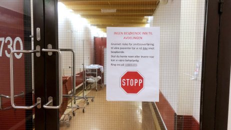 Stengt for besøkende Bildet viser en stengt dør med et oppslag om at avdelingen ikke mottar besøk.