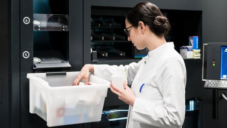 Legemiddelhåndtering Bildet viser et helsepersonell som finner frem medisiner fra et medisinskap