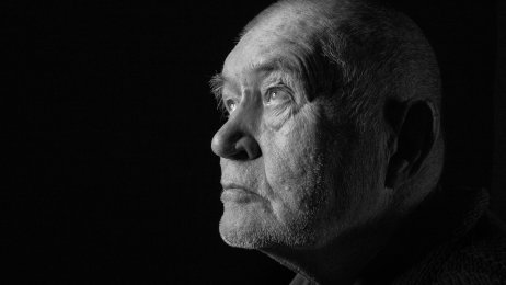 Eldre mann Bildet viser ansiktet til en eldre mann.