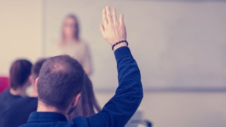 Bildet visr en elev i et klasserom