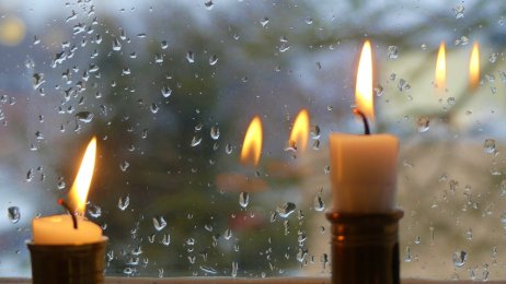 Hjemmedød Bildet viser to stearinlys i et vindu