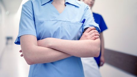 Bildet viser helsepersonell med armene i kryss.